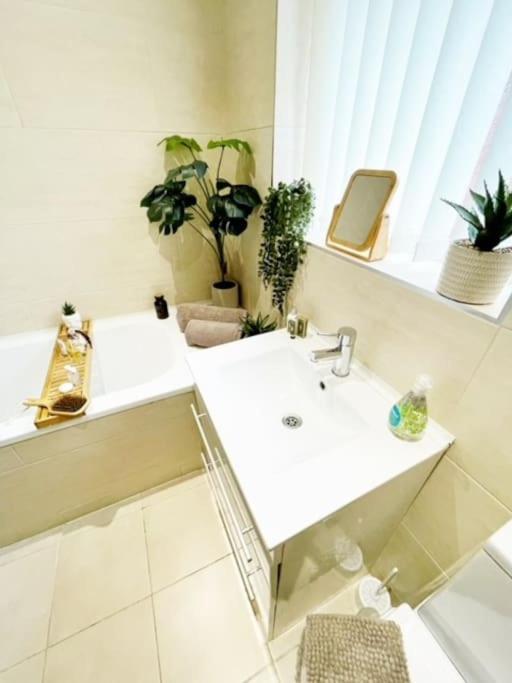 5 Bedroom, Sleeps 9 - Base To Explore Liverpool And Beyond Bagian luar foto